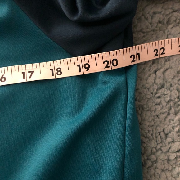 NIKE Hoodie - Soft and Like New - Picture 6 of 11